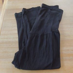 A Pea in a Pod Maternity Capri Leggings